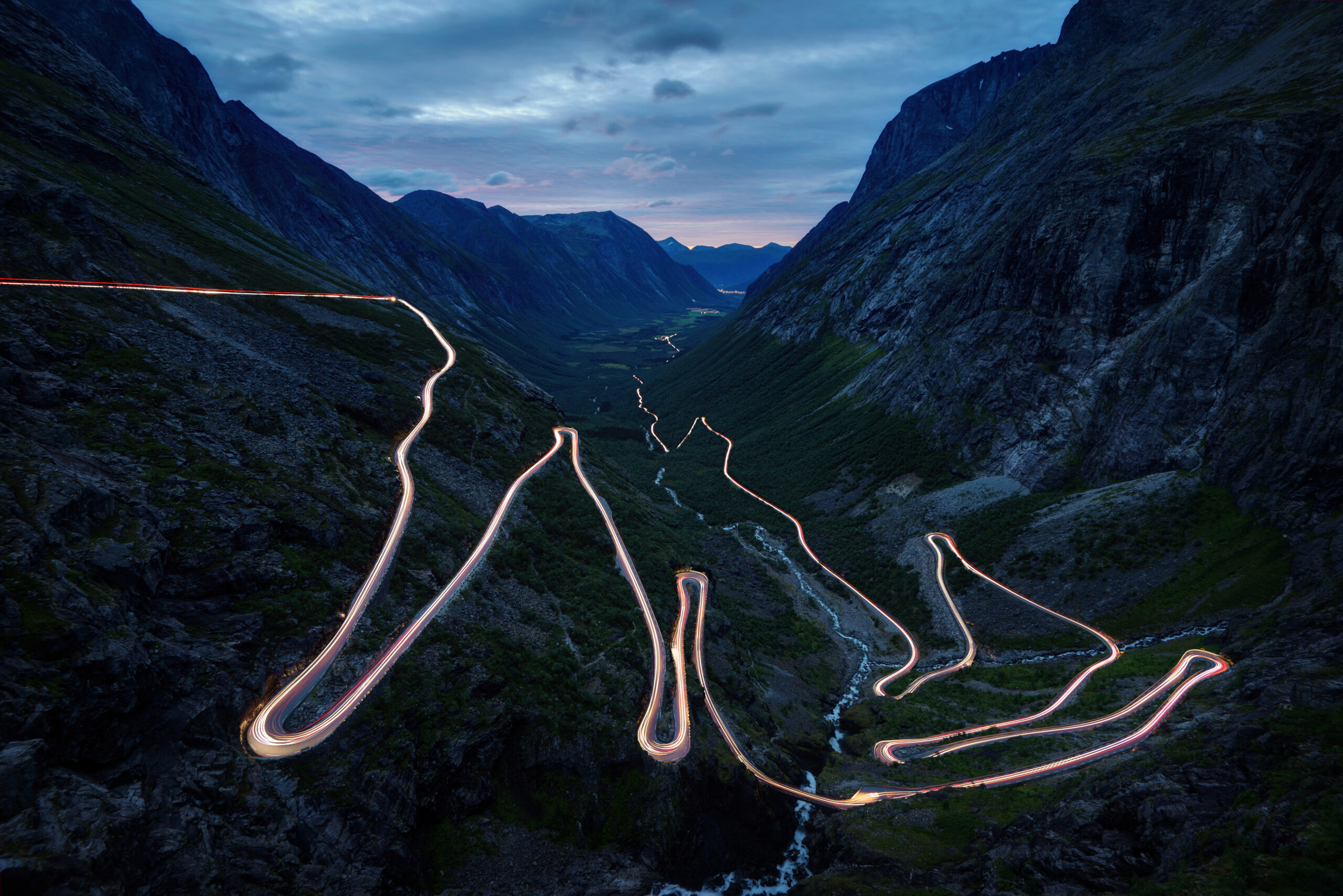 Oversiktsbilde av Trollstigen om natten, med slyngende veier opp fjellsiden.