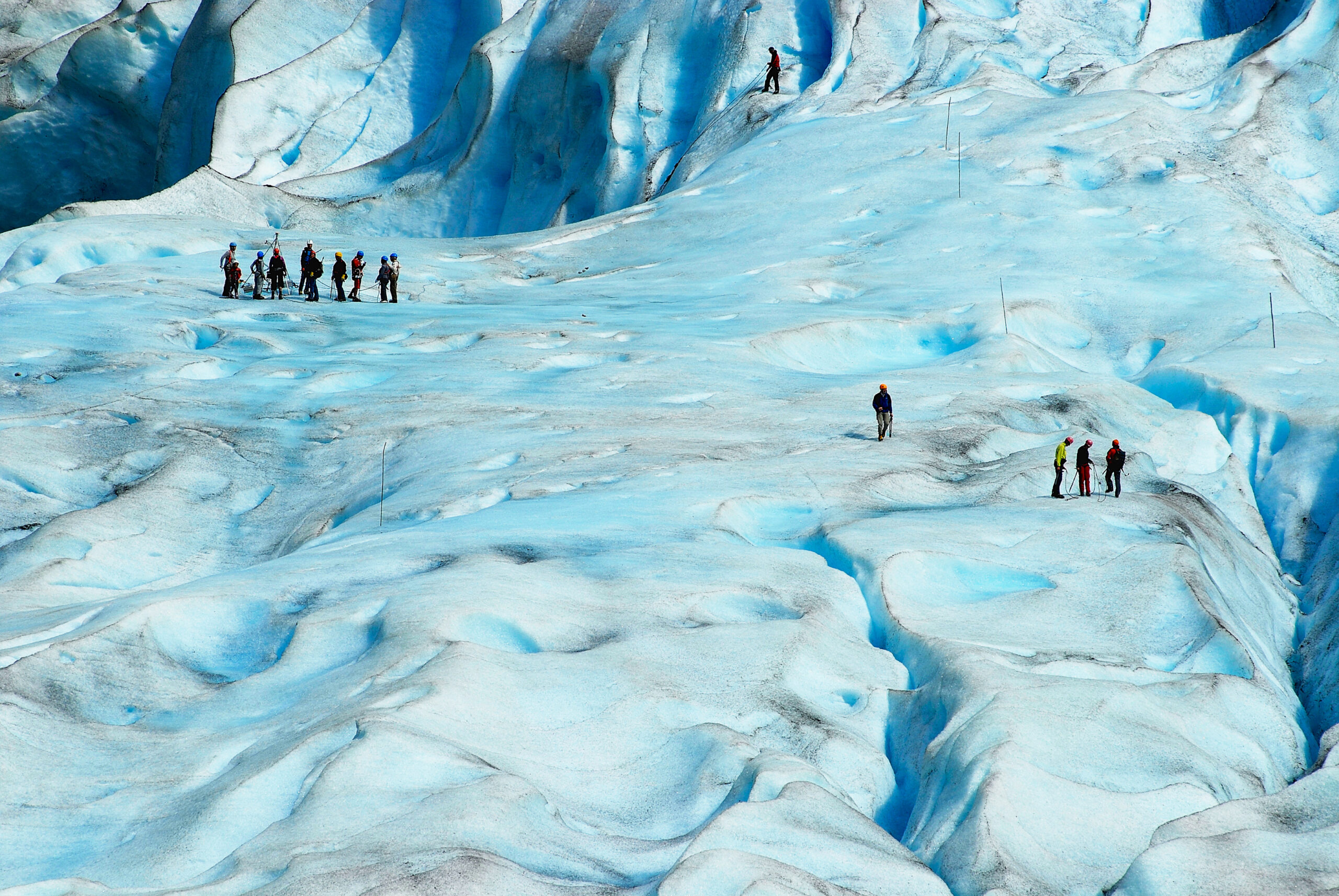 Oversiktsbilde som viser folk på brevandring på Jostedalsbreen