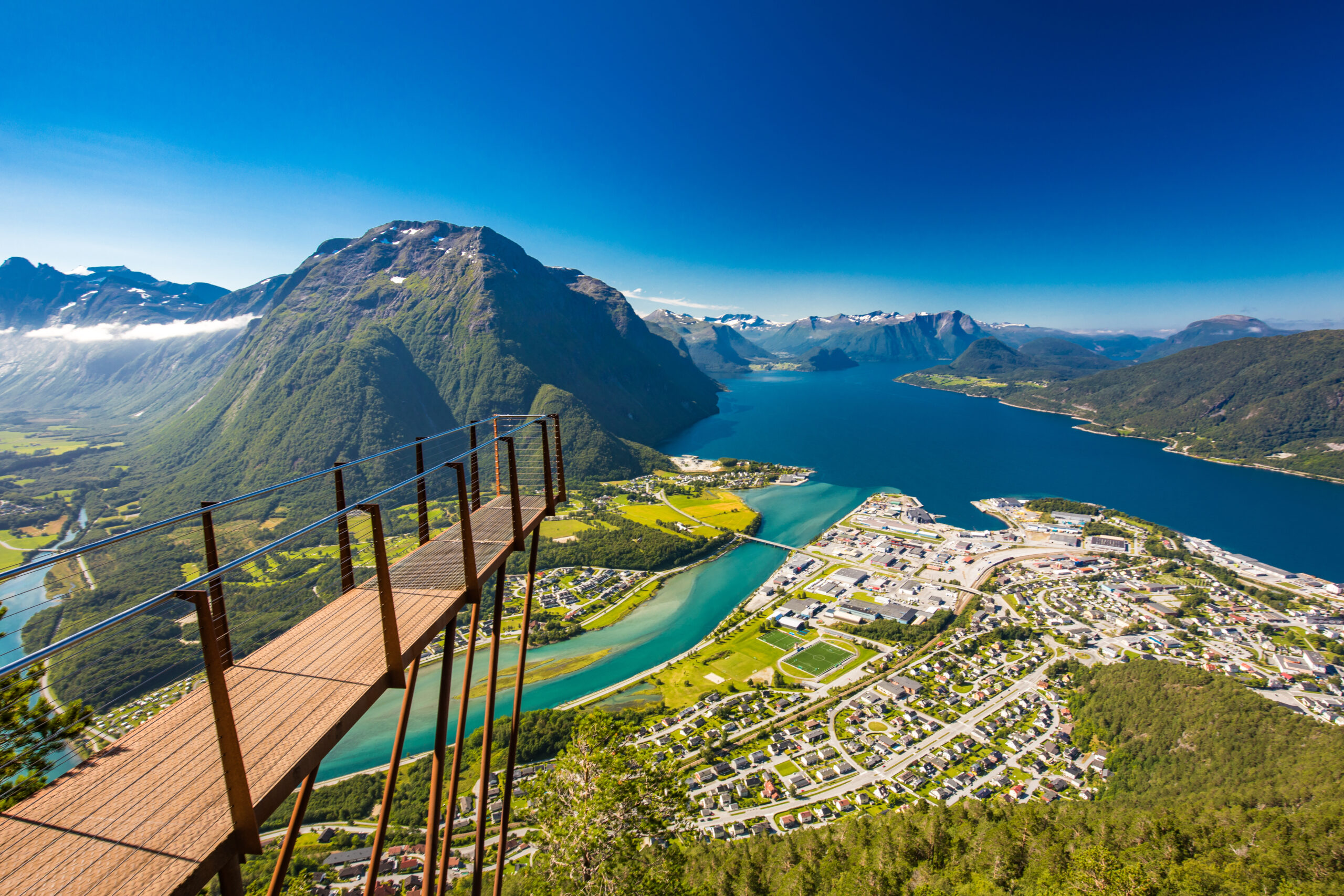 Rampestreken i Åndalsnes – utsiktsplattform med panoramautsikt over Romsdalsfjorden og omkringliggende fjell i Norge