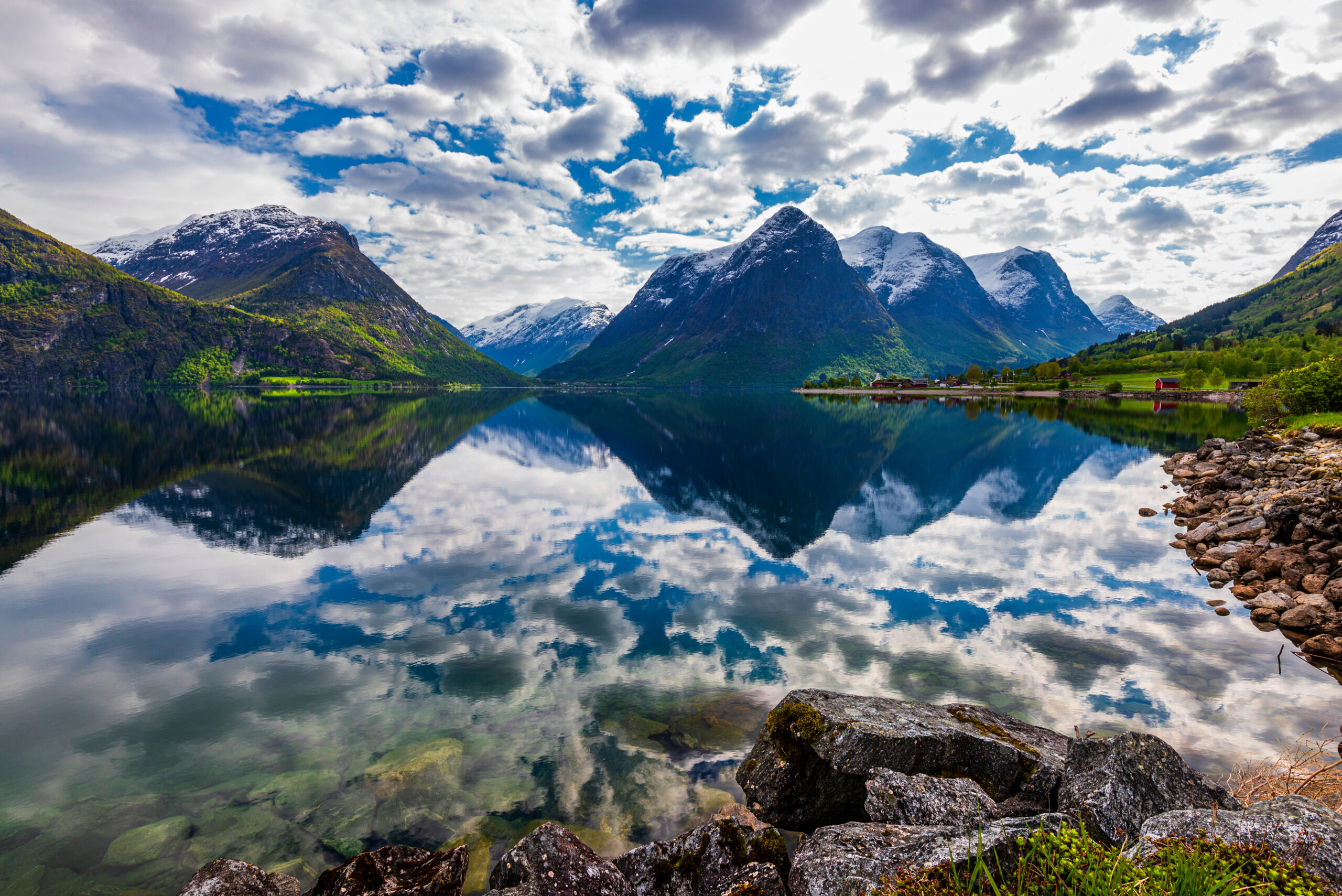 Utsikt over Hjørundfjorden sett fra Sæbø, med fjell som reiser seg bratt fra fjorden på begge sider.