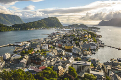 Oversiktsbilde over Ålesund by med utsikt mot sentrum, sjøen og omkringliggende øyer og fjell.